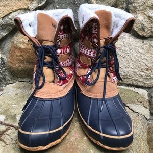 Patterned snow boots